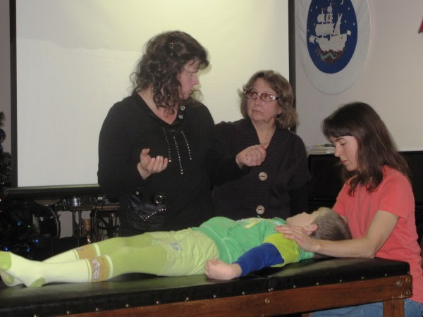 IGKU Rehabilitationszentrum in Tschernigov. Alessandra Bianca beim Behandeln eines behinderten Jungen. Im Hintergrund die Mutter mit Liudmyla.